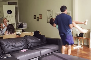 Sus niños se portaron mal en la mesa… ¡Pero el CASTIGO que les dio la madre fue increible!