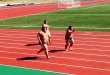 Luchadores de sumo compiten en carrera por dinero .