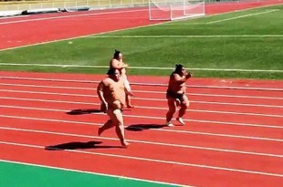 Luchadores de sumo compiten en carrera por dinero .