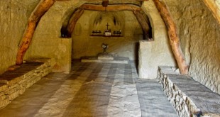 Este hombre vive en una cueva de 800 años, pero cuando la veas por dentro quedaras impactado