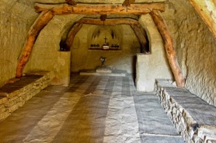 Este hombre vive en una cueva de 800 años, pero cuando la veas por dentro quedaras impactado