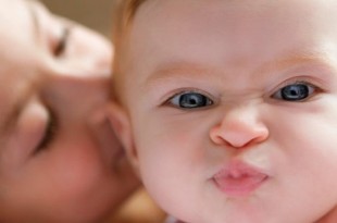madre millonaria con mucho dinero asesina a su hijo con beso