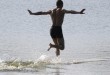 Este monje pudo correr 410 pies por encima del agua y rompió su propio récord.