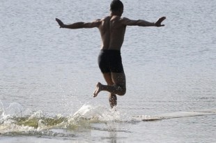 Este monje pudo correr 410 pies por encima del agua y rompió su propio récord.