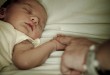 Un bebé nació muerto luego de que su madre muriera, segundos después ocurren dos milagro.