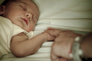 Un bebé nació muerto luego de que su madre muriera, segundos después ocurren dos milagro.