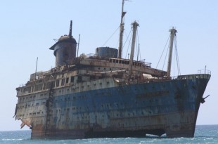 Mira como se ve este barco perdido en el oceano repleto de ratas.