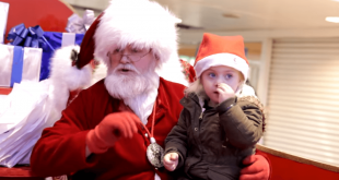 Mira la reacción de este santa al darse cuenta de que esta pequeña era sorda!