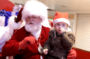 Mira la reacción de este santa al darse cuenta de que esta pequeña era sorda!